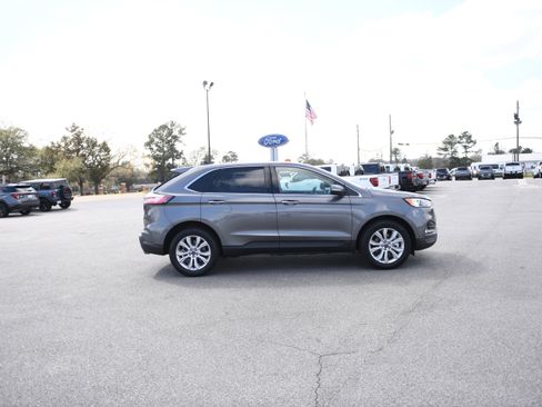 Used 2022 Ford Edge Titanium image 2
