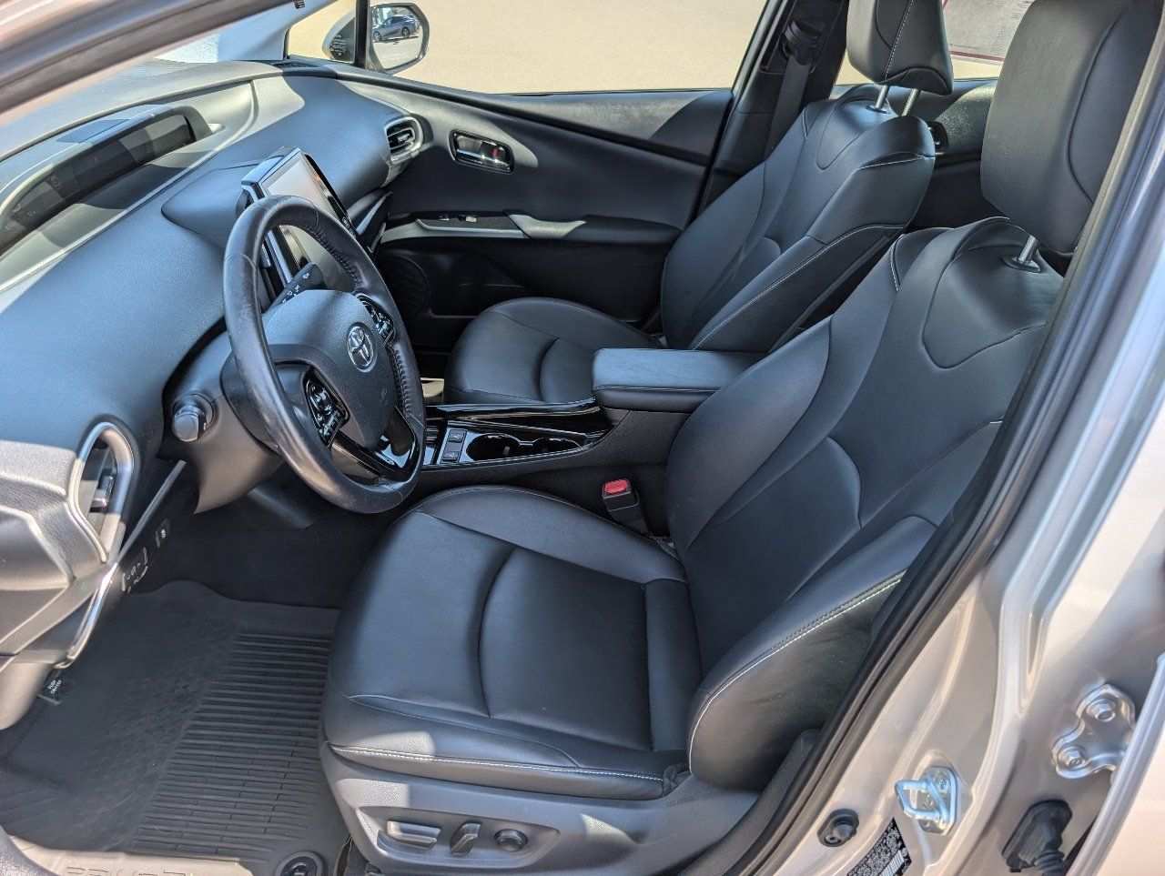 Used 2021 Toyota Prius Prime XLE FWD image 2