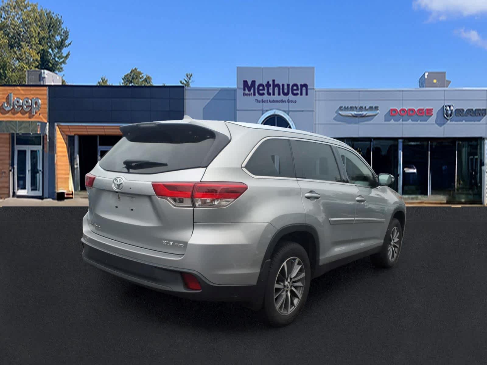 Used 2019 Toyota Highlander XLE AWD/4WD image 3