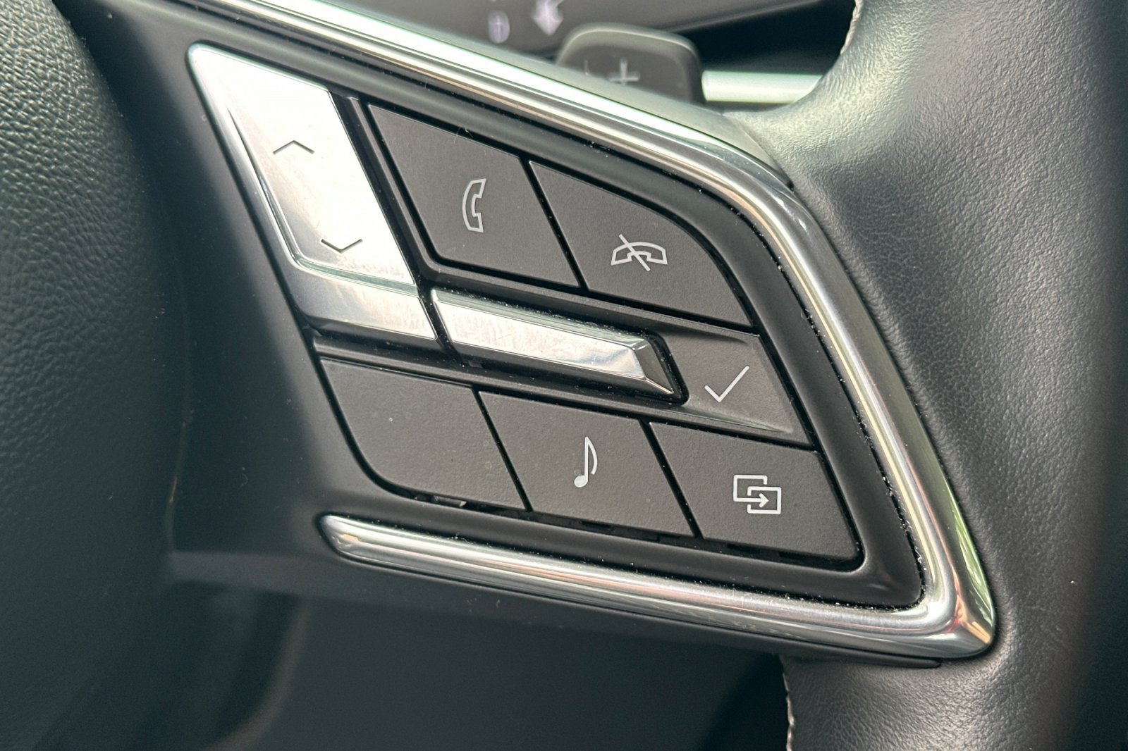 Used 2024 Buick Envision Preferred AWD/4WD image 39