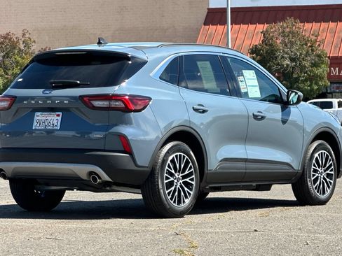 Certified 2025 Ford Escape SE FWD image 3