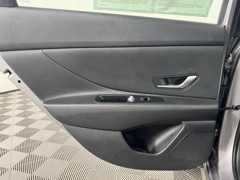 Used 2025 Hyundai Elantra SE FWD image 27