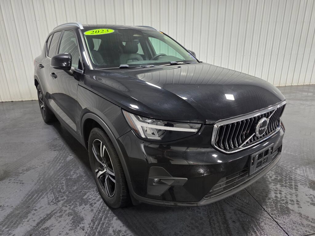 Used 2023 Volvo XC40 B5 Plus AWD/4WD image 2