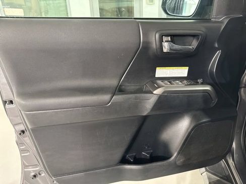 Used 2019 Toyota Tacoma TRD Off-Road w/ Technology Package AWD/4WD image 17