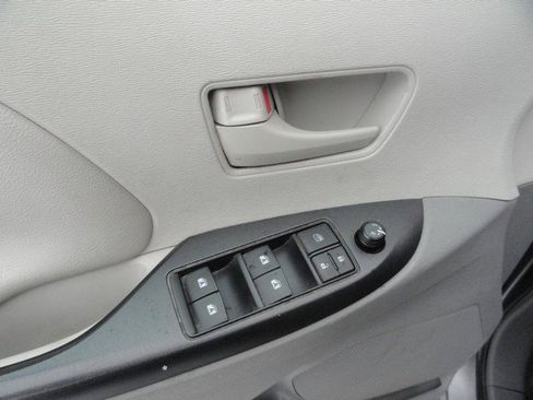 Used 2019 Toyota Sienna LE image 13