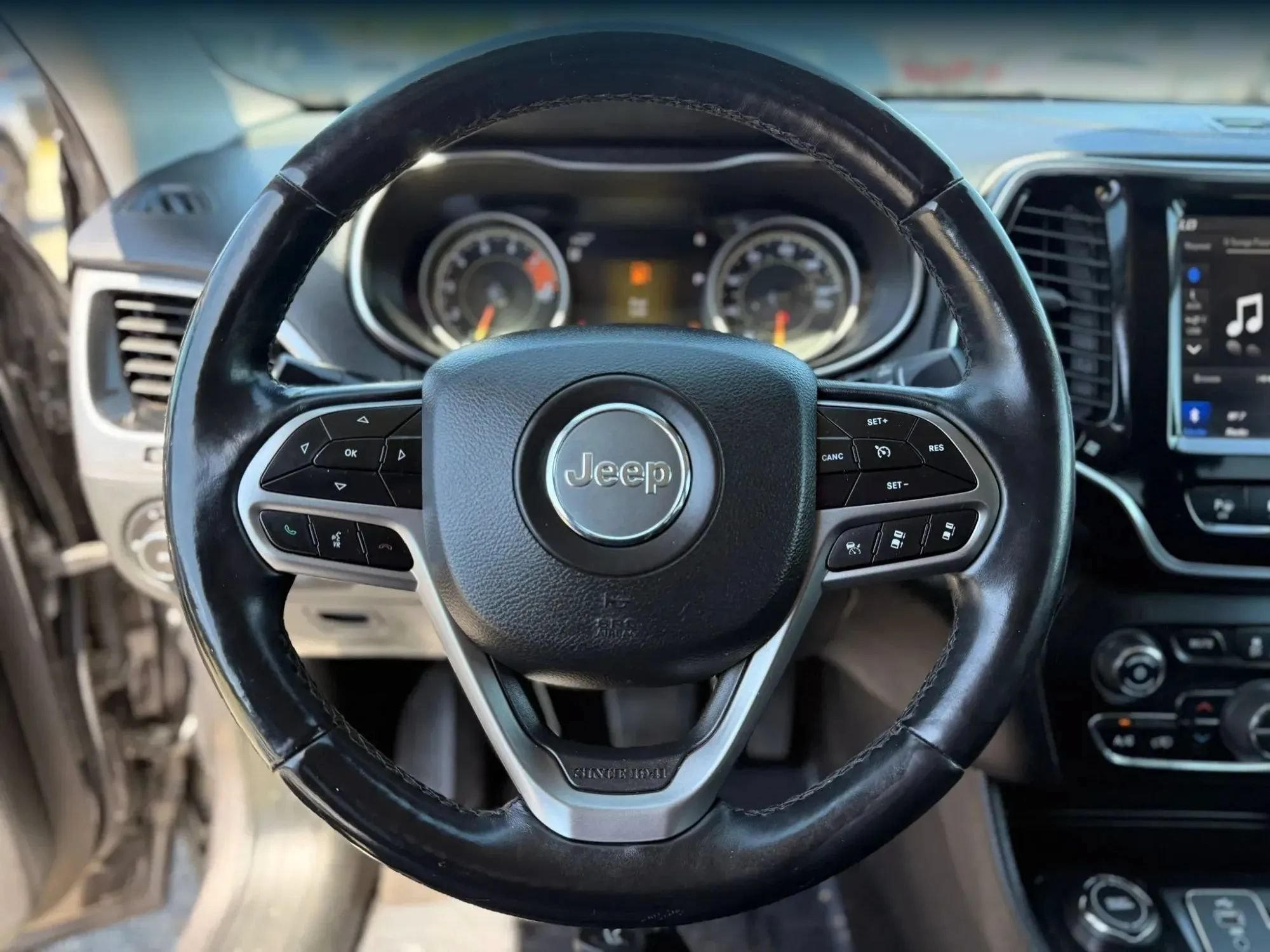 Used 2019 Jeep Cherokee Limited w/ Technology Group AWD/4WD image 25