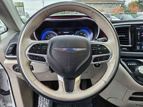 Used 2019 Chrysler Pacifica Limited image 2