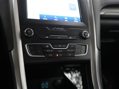 Used 2020 Ford Fusion SE image 21