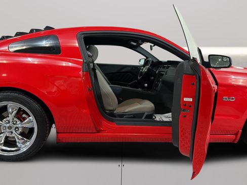 Used 2013 Ford Mustang GT RWD image 32
