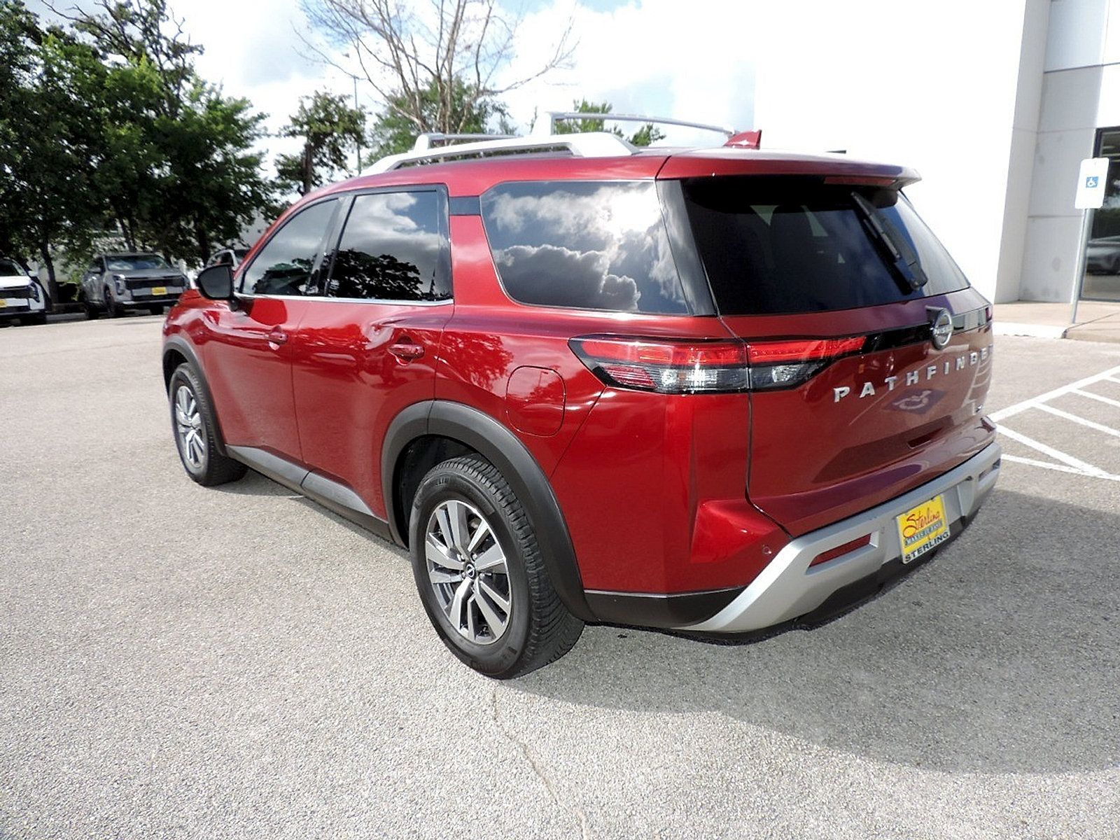 Used 2023 Nissan Pathfinder SL FWD image 7