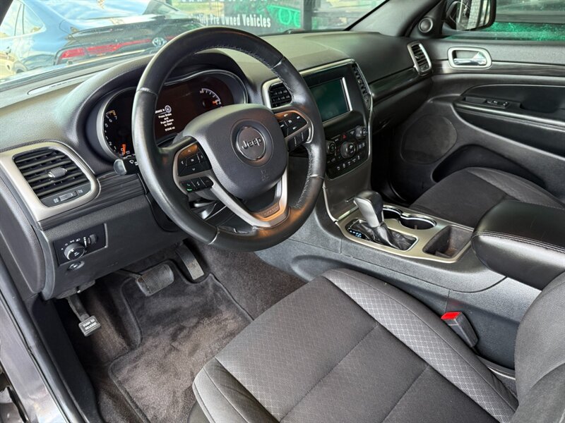 Used 2019 Jeep Grand Cherokee Laredo RWD image 15