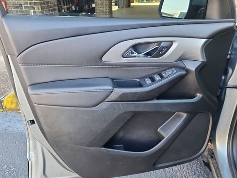 Used 2023 Chevrolet Traverse LT image 9