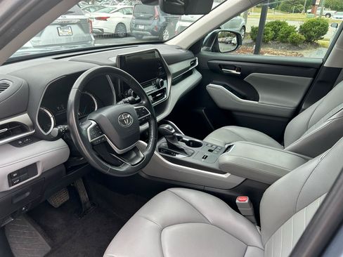 Used 2023 Toyota Highlander XLE AWD/4WD image 10
