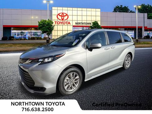 Used 2025 Toyota Sienna LE FWD image 1