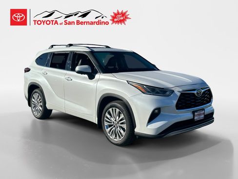 Certified 2025 Toyota Highlander Platinum AWD/4WD image 7