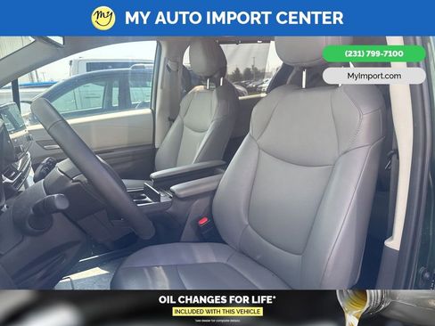 Used 2023 Toyota Sienna XLE image 7