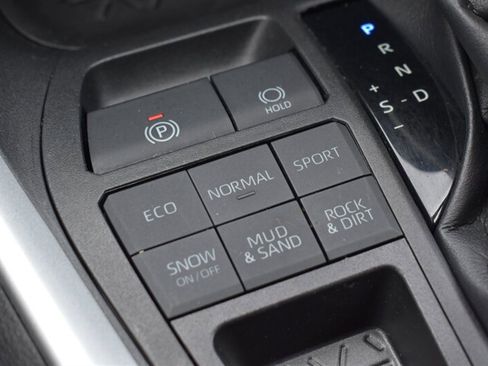 Used 2021 Toyota RAV4 LE AWD/4WD image 26