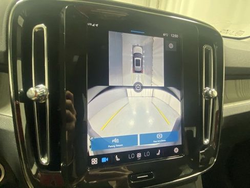 Used 2025 Volvo XC40 B5 Plus image 22