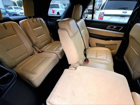 Used 2017 Ford Explorer XLT w/ Equipment Group 202A FWD image 18