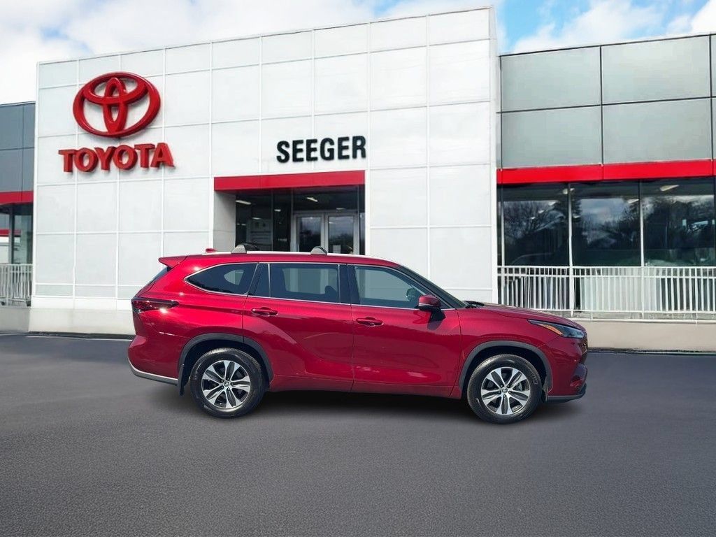 Used 2022 Toyota Highlander XLE AWD/4WD image 2