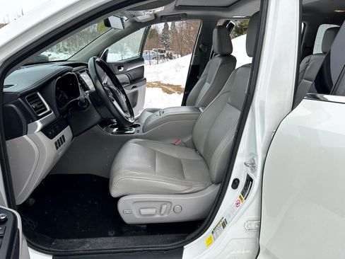 Used 2017 Toyota Highlander XLE image 8
