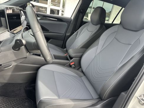 Used 2026 Volkswagen Tiguan SE R-Line image 10