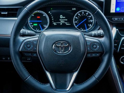 Used 2024 Toyota Venza XLE image 15