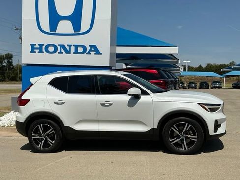 Used 2023 Volvo XC40 B4 Plus FWD image 2