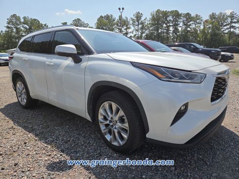 Used 2022 Toyota Highlander Limited FWD image 3