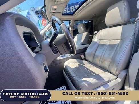 Used 2017 Lincoln Navigator L Select image 10