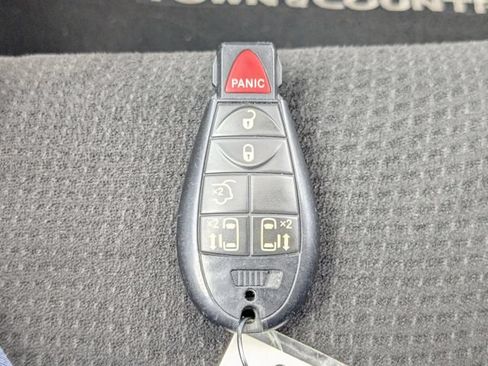 Used 2012 Chrysler Town & Country Touring FWD image 32