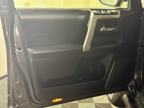 Used 2019 Toyota 4Runner SR5 w/ Convenience Package AWD/4WD image 10