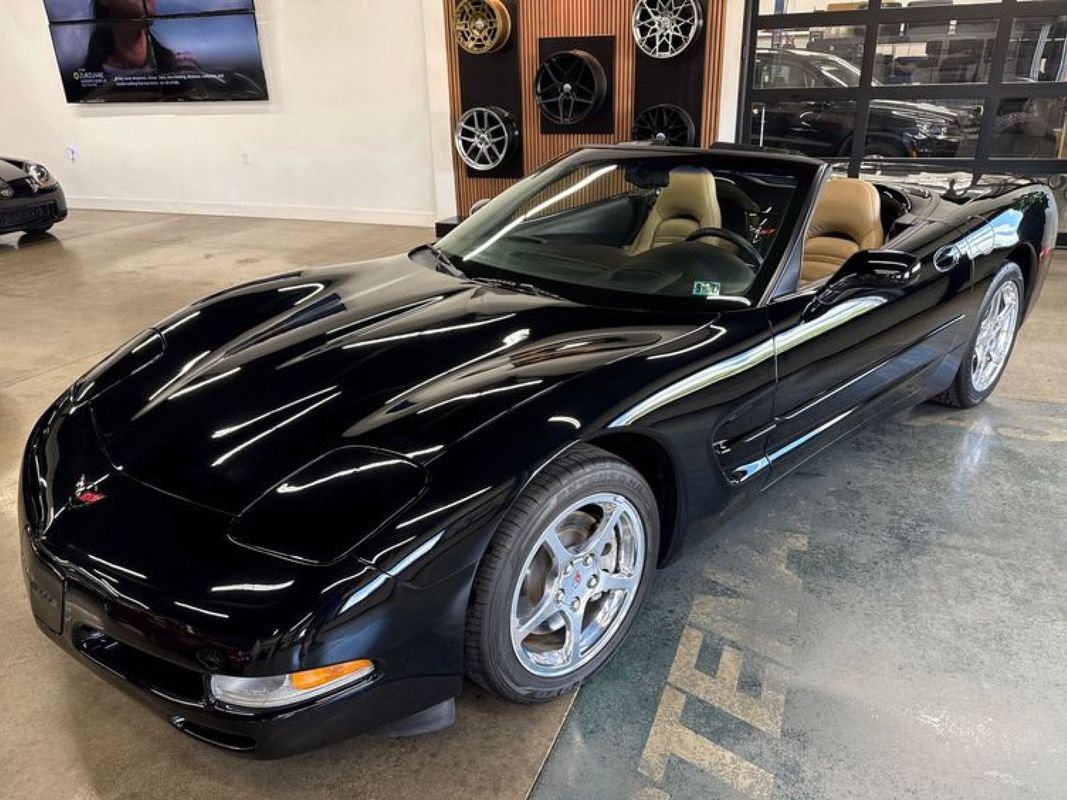 Used 2002 Chevrolet Corvette Convertible w/ Preferred Equipment Group2 RWD image 3