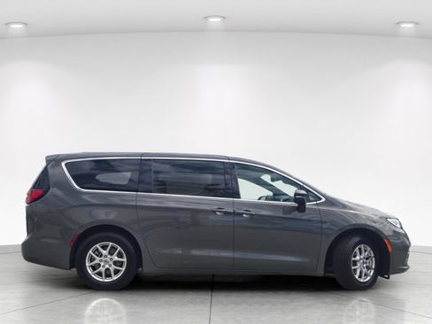 Used 2025 Chrysler Pacifica Select FWD image 3