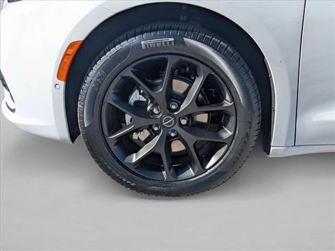 New 2026 Chrysler Pacifica Limited image 10