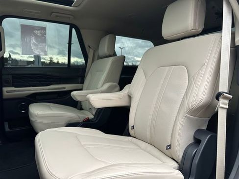 Used 2024 Ford Expedition Platinum image 19