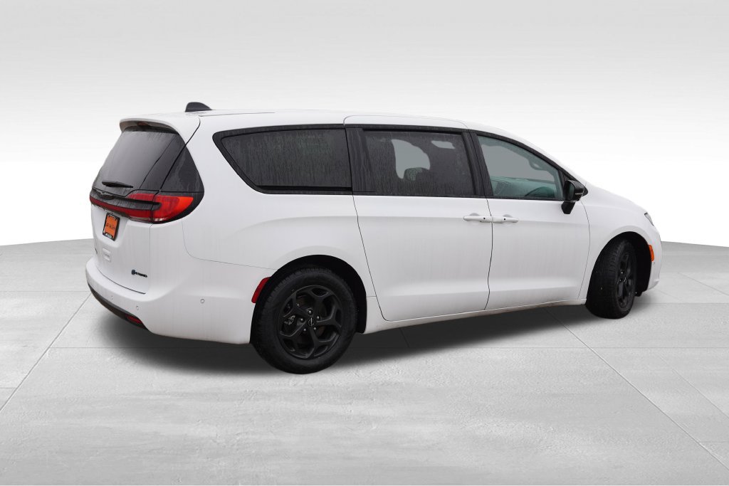 Used 2024 Chrysler Pacifica Limited FWD image 4