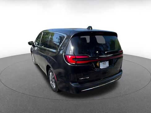 Used 2023 Chrysler Pacifica Touring-L FWD image 11