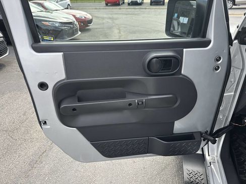 Used 2009 Jeep Wrangler Sahara AWD/4WD image 10