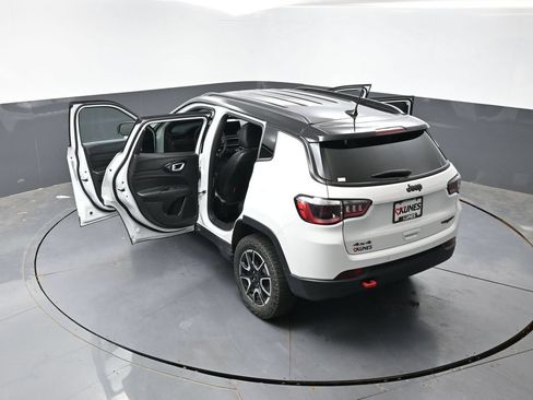 Used 2025 Jeep Compass Trailhawk AWD/4WD image 58
