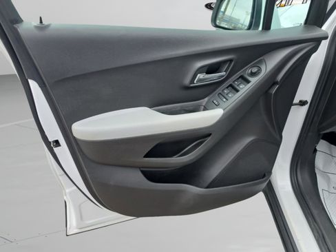 Used 2020 Chevrolet Trax LS w/ Tint and Cruise Package FWD image 17