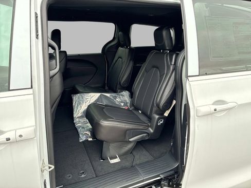 New 2026 Chrysler Pacifica Select image 6