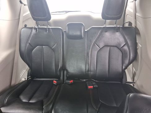 Used 2024 Chrysler Pacifica Touring-L image 20