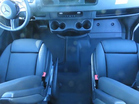 Used 2025 Mercedes-Benz Sprinter 2500 image 17