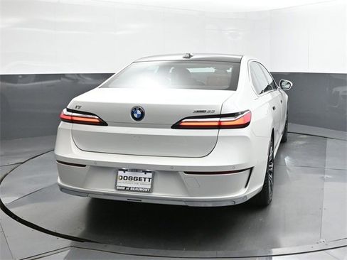 New 2025 BMW i7 xDrive60 w/ Executive Package image 11