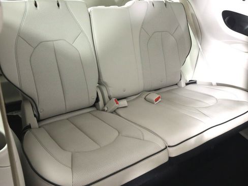 Used 2017 Chrysler Pacifica Platinum FWD image 48