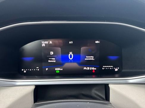 Certified 2025 Volkswagen Taos SE image 21