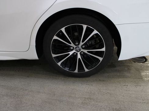 Used 2019 Toyota Camry SE w/ Sunroof Package image 34