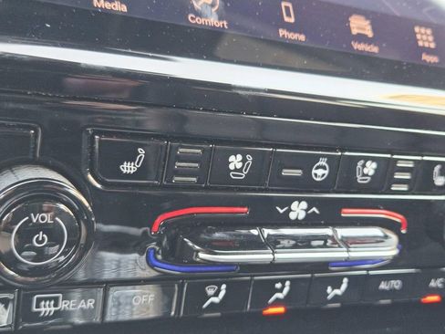 Used 2025 Jeep Grand Cherokee L Limited w/ Luxury Tech Group II image 31