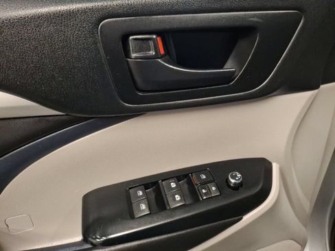Used 2018 Toyota Highlander Plus AWD/4WD image 17